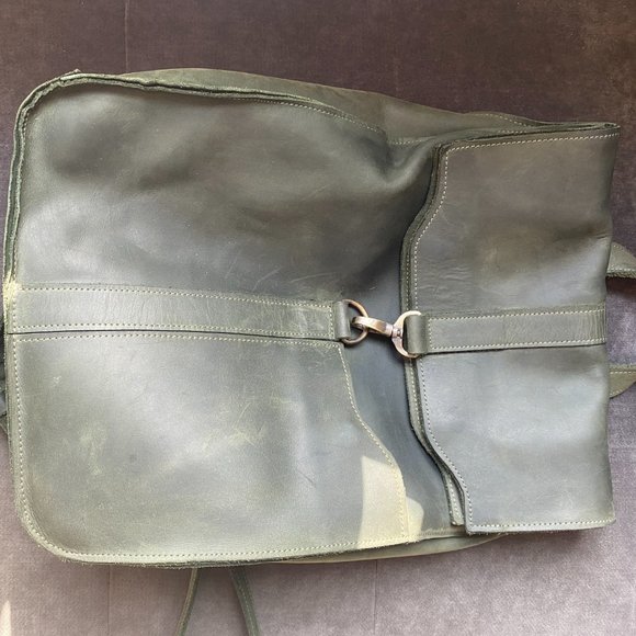 LOVELY GREEN LEATHER BACKPACK WITH LAPTOP COMPARTMENT - Picture 12 of 14